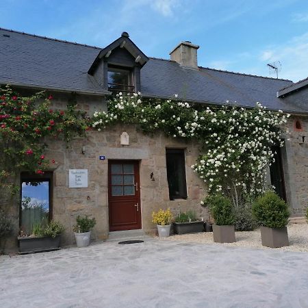 Pierre-Feuille-Ciseaux Hotel Parigné Buitenkant foto